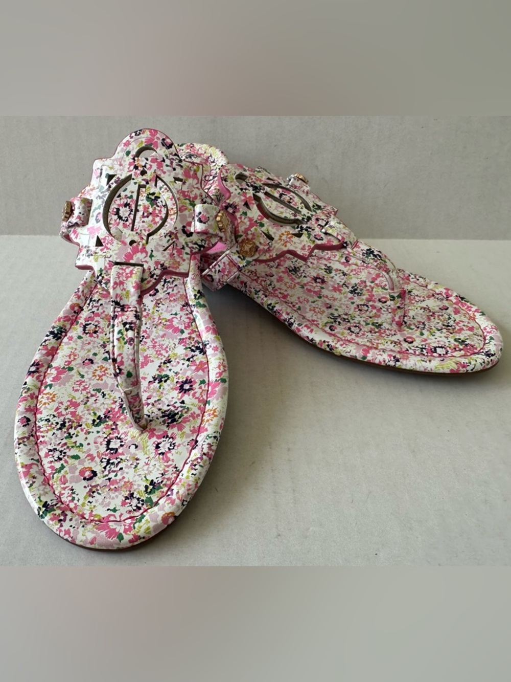 Crown & Ivy Pink Floral Medallion Thong Sandals